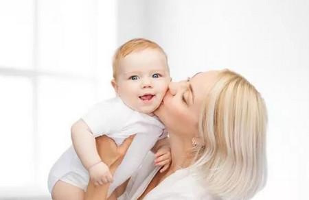 影响宝宝脊柱发育的5种做法