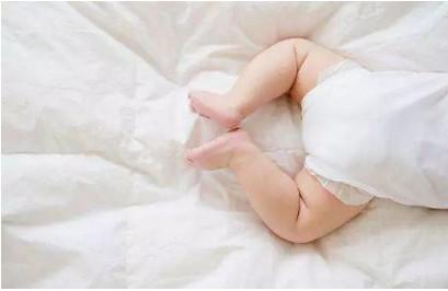 宝宝换尿布有讲究