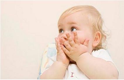 宝宝总喜欢吃手需要制止吗？