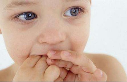 宝宝爱吃手到底该不该管？