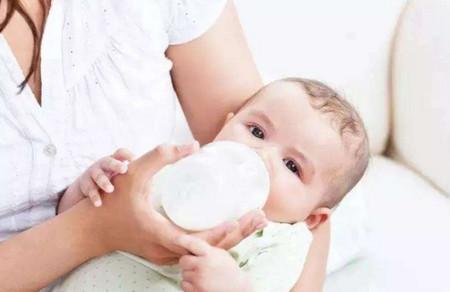 怎样才能防止宝宝吐奶呢？