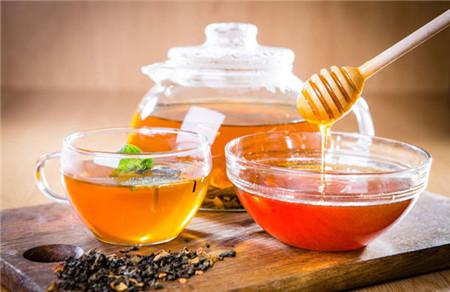 感冒喉咙痛可以喝蜂蜜水吗 蜂蜜水能治疗喉咙痛吗？