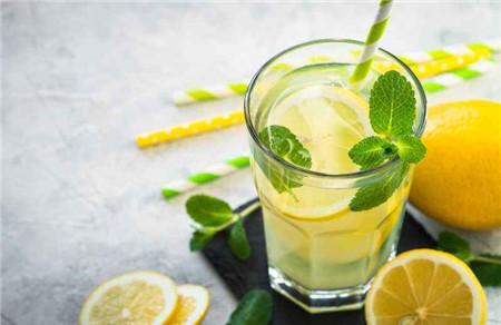 便秘喝柠檬水有用吗 柠檬水有什么用？