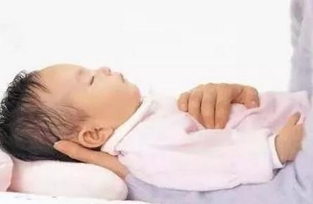 宝宝脊柱发育关键期的注意事项