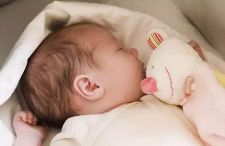 抱新生儿睡觉有哪些弊端？