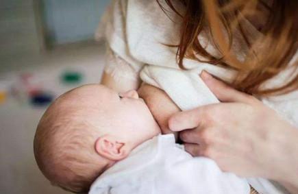 产后母乳喂养应该用什么姿势？