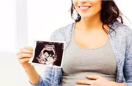 胎儿头和脚在子宫里的哪个位置？