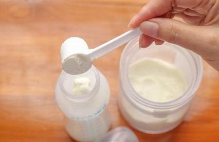 给新生儿喂养奶粉要注意哪些细节