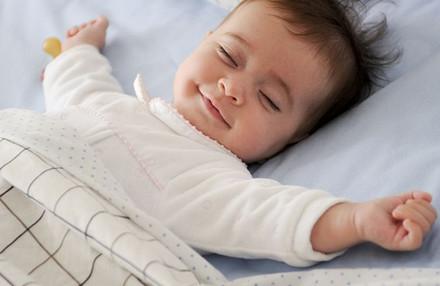 宝宝什么时候独立睡小床比较合适？