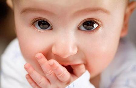 宝宝吃手，当妈的应该如何正确干预？