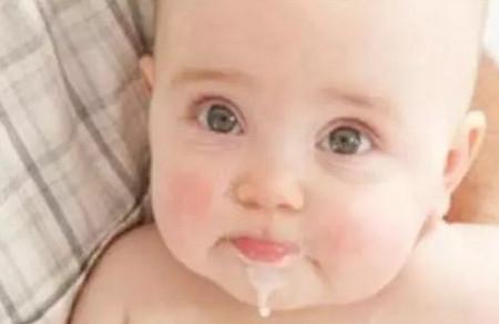 宝宝吐奶和呕吐有什么区别