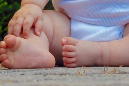 小宝宝不能怎样坐 容易导致脊椎变形