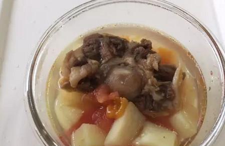 番茄土豆牛尾汤的做法