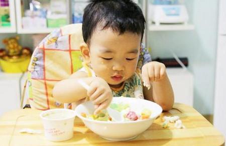 让宝宝学会自己吃饭6个诀窍！