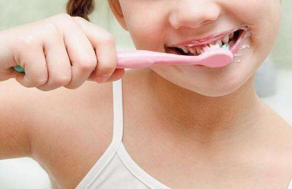 儿童牙齿矫正错误刷牙的危害