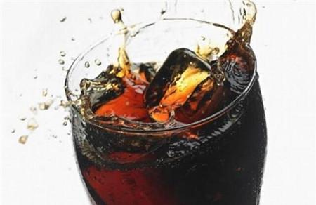 熬夜喝可乐容易猝死吗 喝可乐有什么危害？