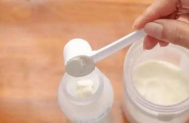 这4种方式冲奶粉对宝宝的肠胃有伤害