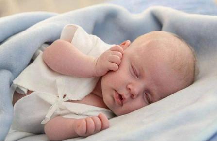 新生儿睡眠浅怎么回事？
