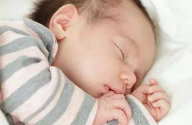 宝宝睡觉时长身体的表现