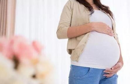  孕妇肚子的大小和什么有关？
