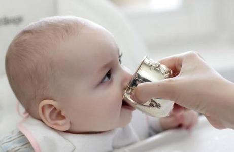 宝宝母乳喂养需要喝水吗