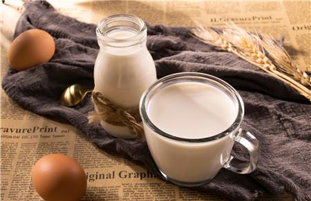 胆结石早上喝牛奶好吗 牛奶会加重胆结石吗？