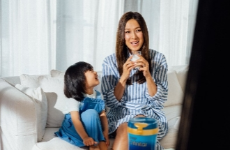 华裔小姐钟嘉欣倾情出演美赞臣Enfinitas 3段电视广告 演绎原创歌曲