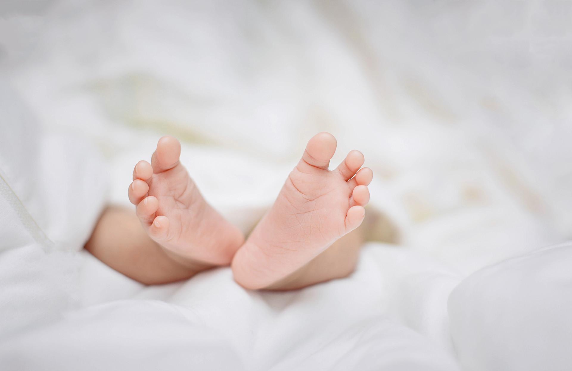 新生儿白色胎记是什么原因造成的