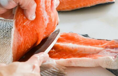 孕妇吃三文鱼的危害 食用不当需警惕这些不良后果