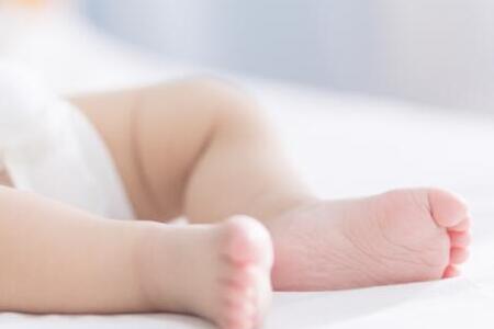 女儿20岁还和爸爸一起洗澡，性教育缺失真的太恐怖！