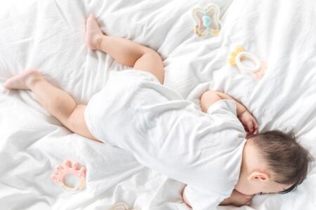 宝宝睡觉哼哼唧唧扭来扭去原因