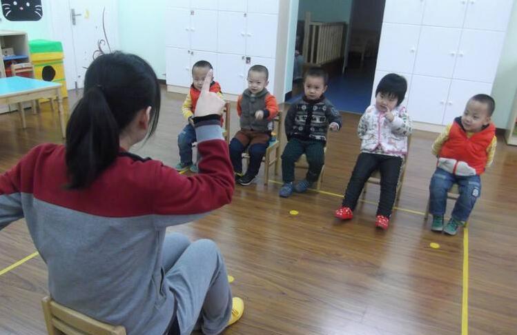 中班两只小鸟教案