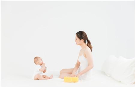 四个月母乳不够吃怎么办 宝宝母乳不够可以添加辅食吗