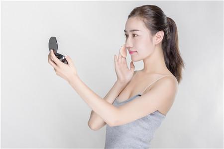 脸上起了密密麻麻的小疙瘩