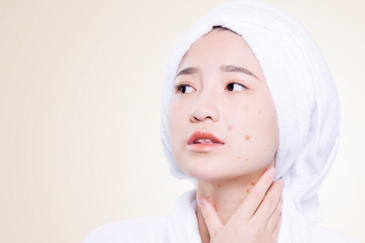 脖子上长了个硬疙瘩