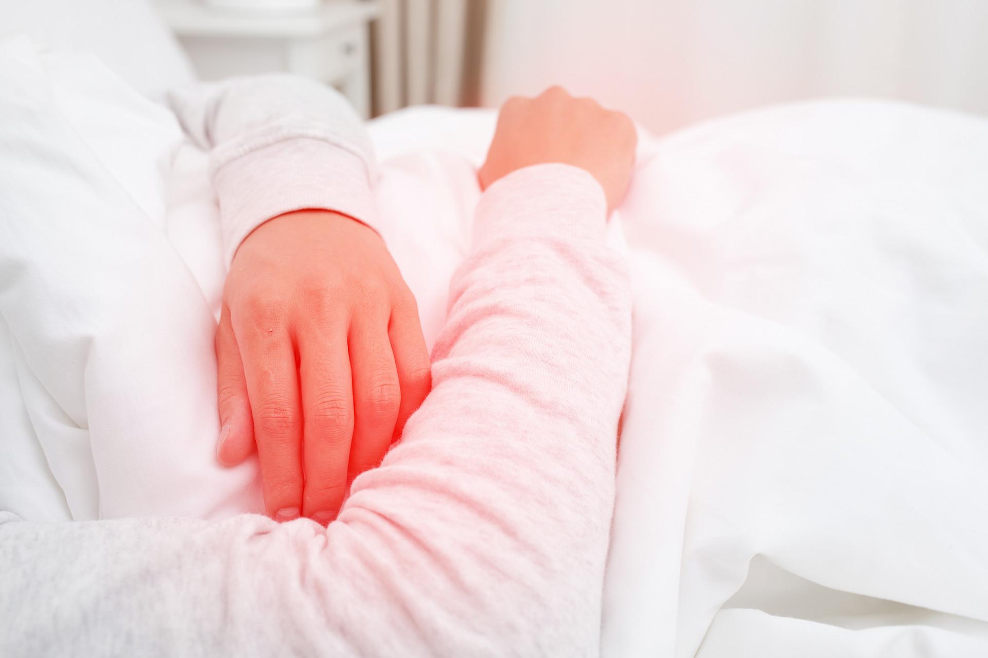 左侧肋骨下方疼