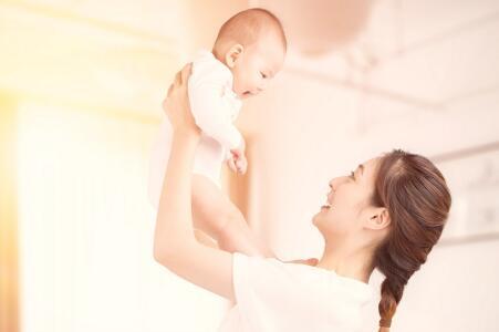 飞机抱适合多大的婴儿 这个年龄的宝宝就可以飞机抱了