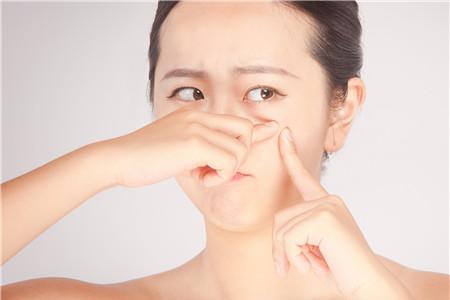 危险三角区的痘痘挤了会死吗 挤痘痘真的这么可怕吗？