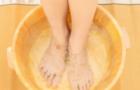 孕妇腿水肿可以用姜水泡脚吗