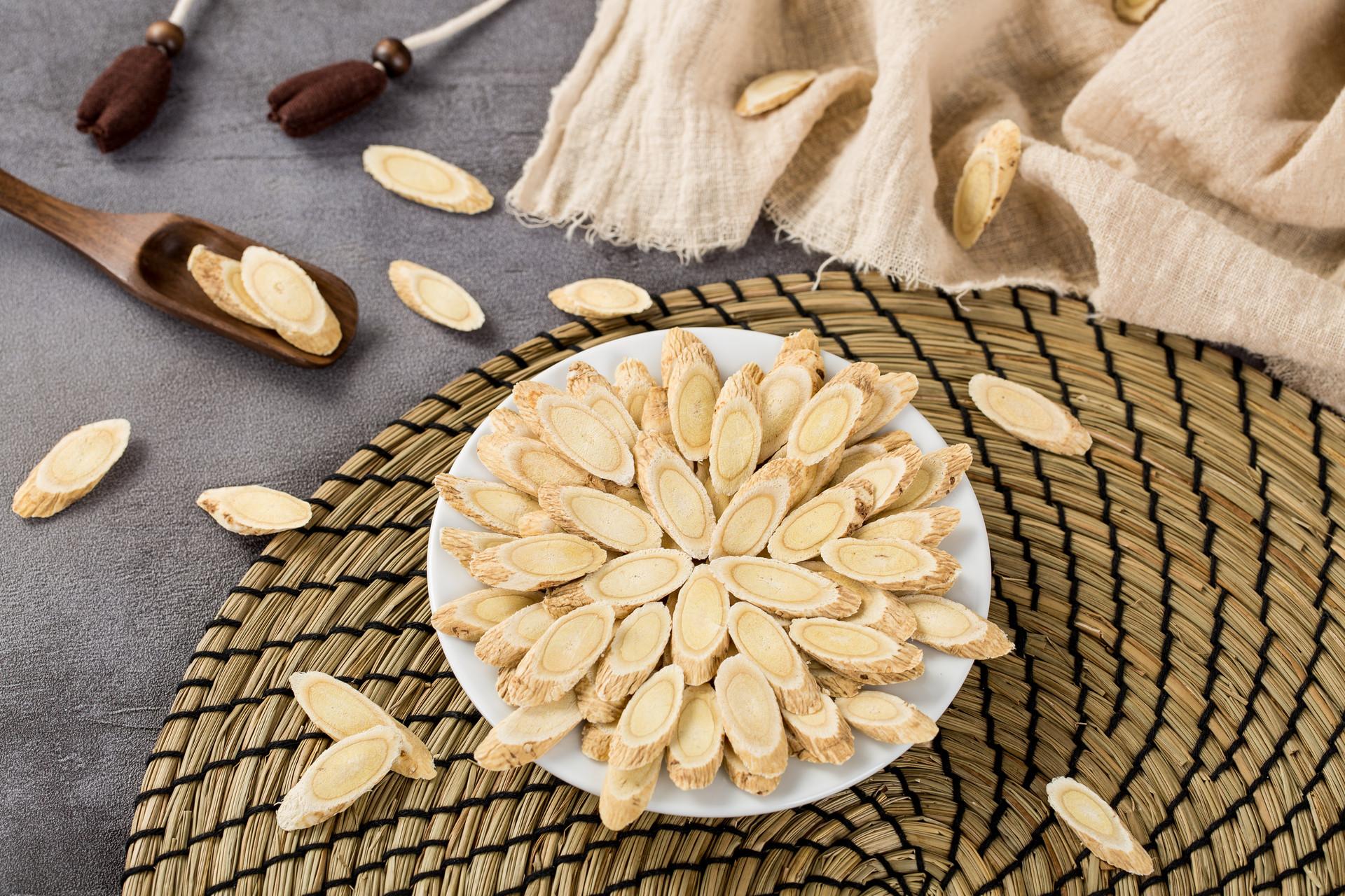 玫瑰花和黄芪泡水喝的功效