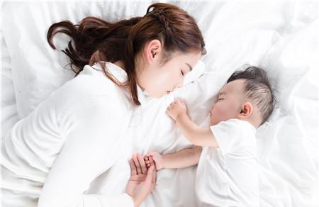 婴儿为何抱着睡放下醒 婴儿为什么老是要抱着