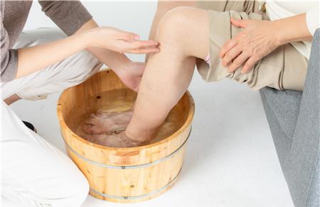 三伏天泡脚的最佳时间