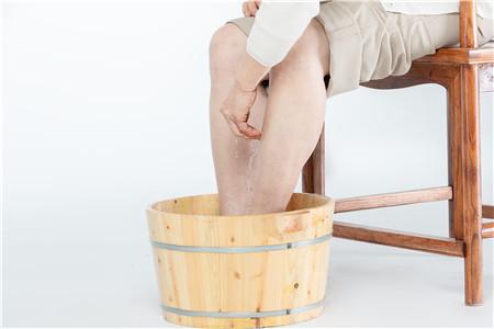 三伏天泡脚的优点和缺点