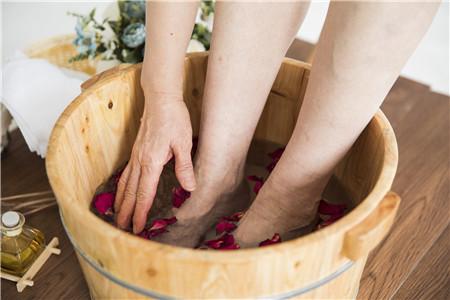 月经期间泡脚头晕是怎么回事 泡脚头晕怎么办呢？