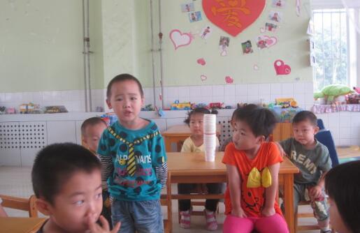 幼儿园传纸杯游戏教案