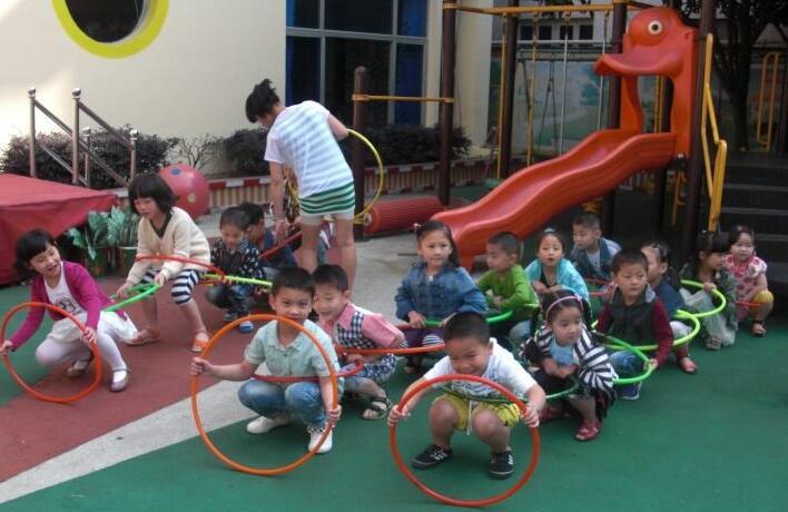 幼儿园大班呼啦圈一物多玩教案