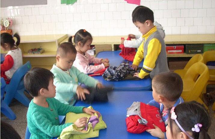 幼儿园小班叠衣服教案