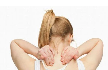 女性脖子疼 颈椎变形 颈椎不舒服应该怎么办