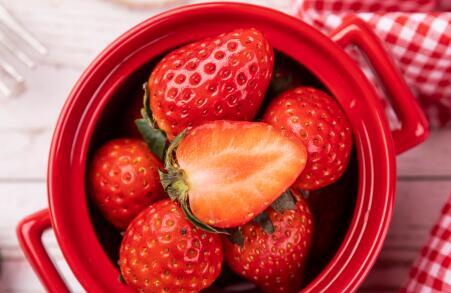 白草莓和红草莓的区别