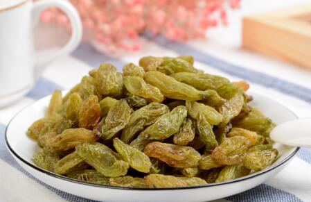 孕妇吃葡萄干孩子眼睛会小吗